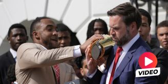Vor ganzem Team - US-Vizepräsident JD Vance zerbricht Football-Pokal Vor ganzem Team - US-Vizepräsident JD Vance zerbricht Football-Pokal