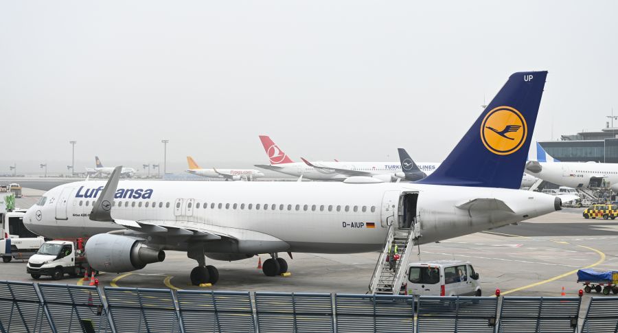 Die Maschine konnte sicher in Lyon (F) landen und die Passagiere verliessen das Flugzeug über die Treppe. (Symbolbild)