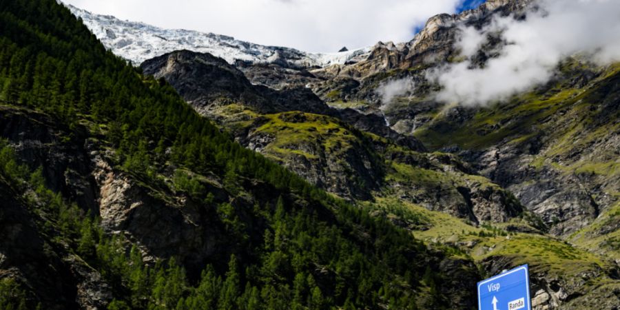 Der Hängegletscher am Weisshorn bei Randa VS wird weiterhin verstärkt überwacht. Zuletzt kam es im August zu mehreren Abbrüchen. (Archivbild)