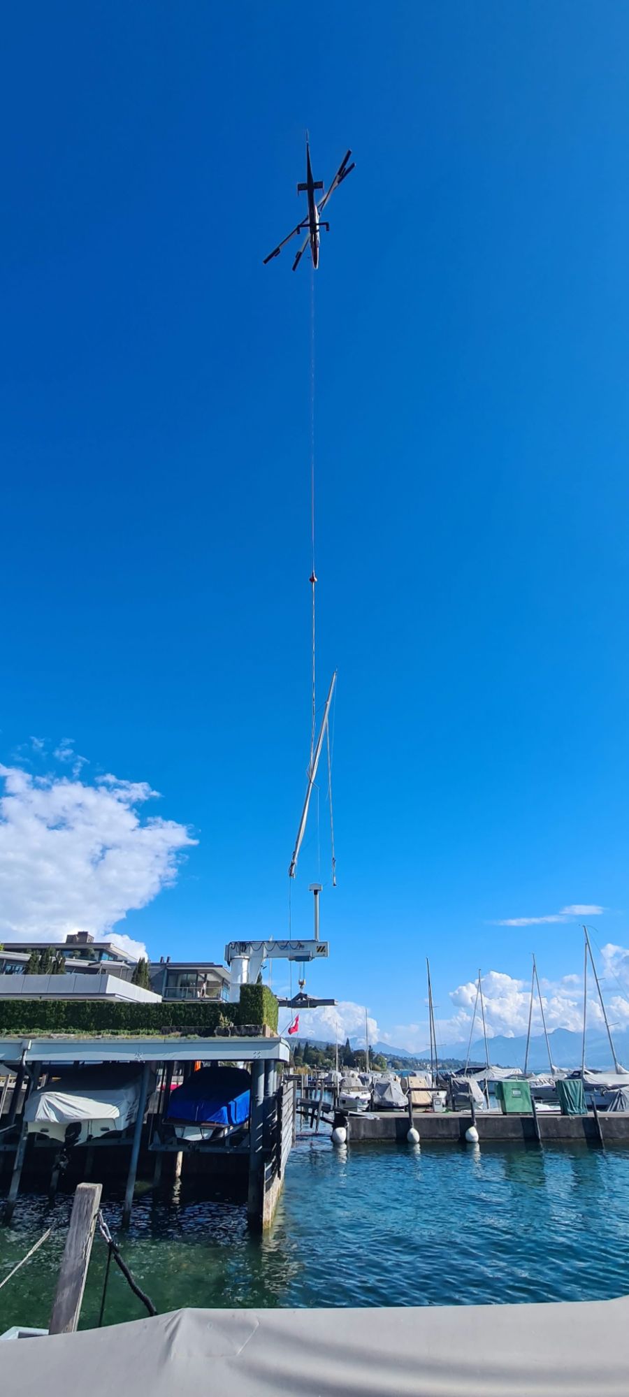 Ein Kran wäre laut dem Besitzer deutlich teurer als der Helikopter gewesen.
