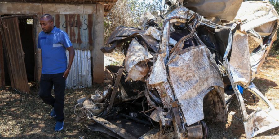 Ein Mann betrachtet die Trümmer eines Kleinbusses, der in der Gegend von Salama im Bezirk Makueni im Osten Kenias in einen Unfall verwickelt war, bei dem alle Insassen ums Leben kamen....