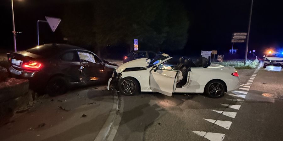Die 62-jährige Lenkerin des Mercedes wurde leicht verletzt und zur Kontrolle ins Spital gebracht.