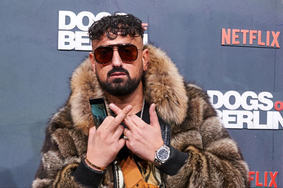 Nach einem schweren Kokain-Rückfall liegt der Rapper Haftbefehl in einer Schweizer Klinik.