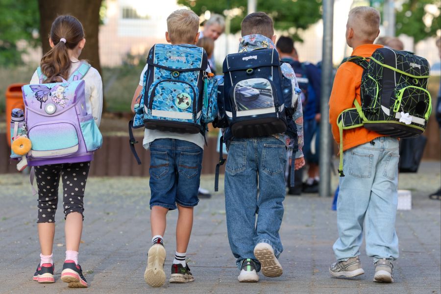 Kinder laufen im Schnitt 18'000 Schritte pro Tag – fast doppelt so viel wie Erwachsene.