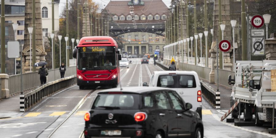 Eine autofreie Kornhausbrücke wird es nach dem Willen des Berner Gemeinderats vorerst nicht geben. (Archivbild)
