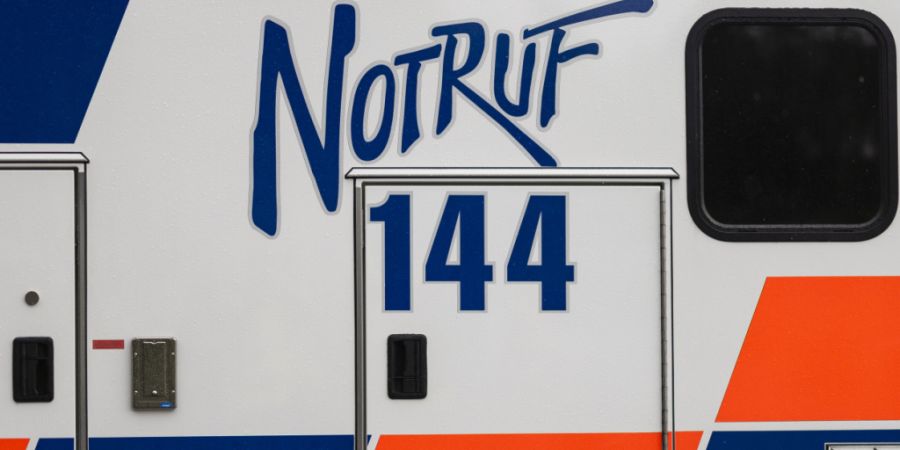 Eine Ambulanz brachte den verunfallten Motorradfahrer in ein Spital. (Symbolbild)