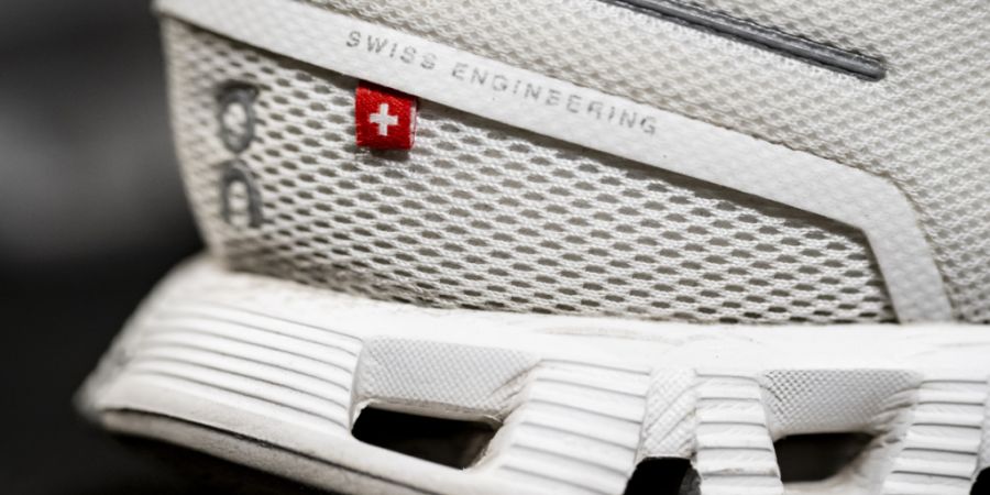 Das Schweizerkreuz an den Schuhen von On beschäftigt die Politik. (Themenbild)
