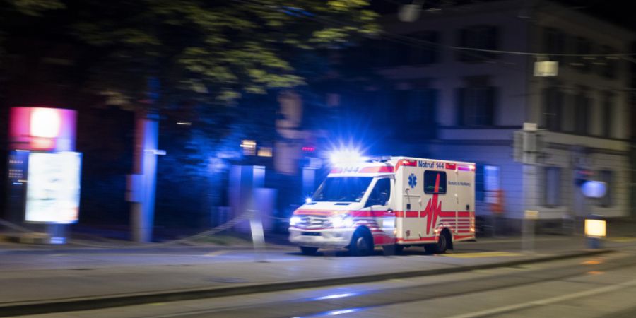 Schutz und Rettung Zürich muss seine Rettungswagen altershalber ersetzen. Trotz Klimazielen wird nur ein Drittel mit Elektroantrieb beschafft. (Archivbild)