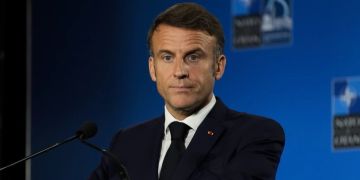 Emmanuel Macron vor Mikrofon