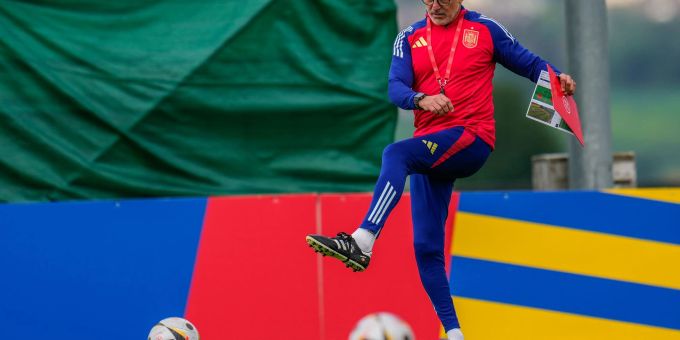 Luis de la Fuente möchte vor dem anstehende EM-Finale nicht über eine Favoritenrolle sprechen. Luis de la Fuente möchte vor dem anstehende EM-Finale nicht über eine Favoritenrolle sprechen.