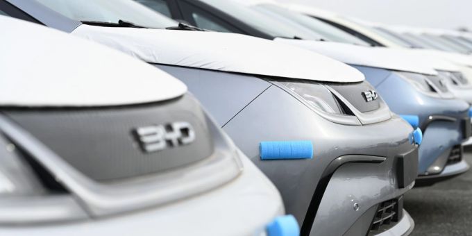 Trotz Widerstands aus Deutschland hat die EU-Kommission die Verordnung zu Zusatzzöllen auf Elektroautos aus China endgültig beschlossen. (Archivbild) E-Autos aus China