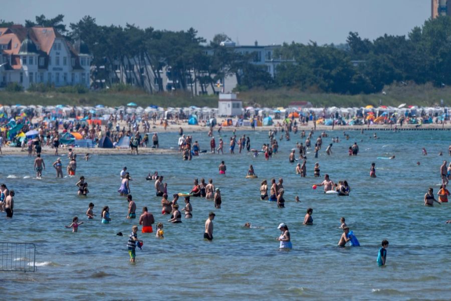 Nicht nur an Land, auch im Wasser ist es in Warnemünde oberhalb von Rostock (D) mehr als voll.