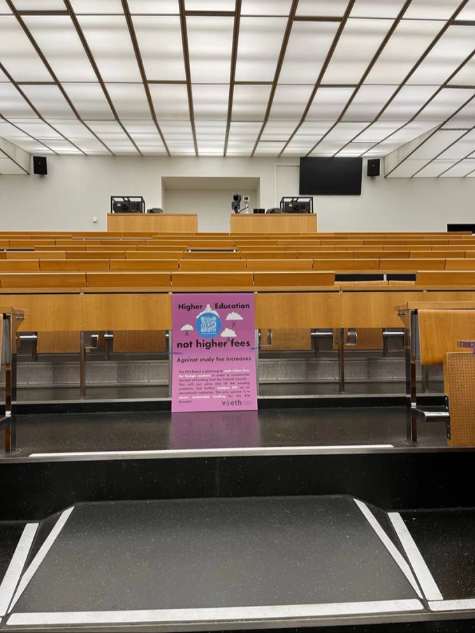 Die VSETH macht die Studierenden mit Plakaten auf dem Campus aufmerksam. tsüri ch