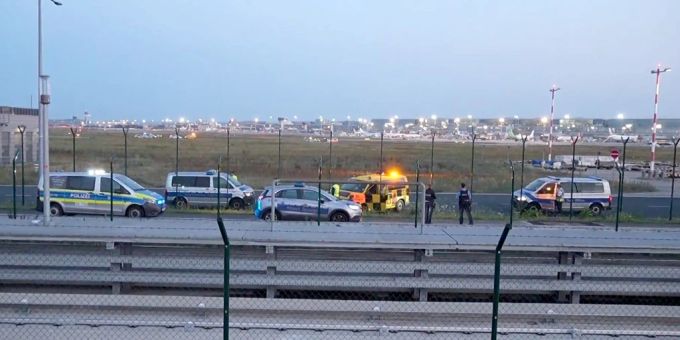 Wegen einer Aktion von Klimaaktivisten war der Flugverkehr vorläufig eingestellt worden. Flughafen Frankfurt
