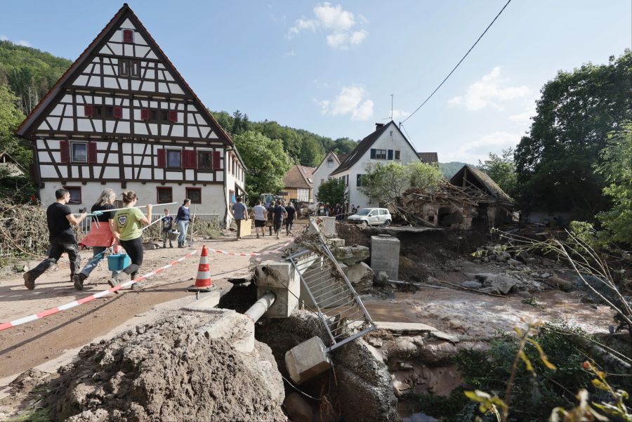 Die Fluten richteten in Deutschland grossen Schaden an. Mindestens fünf Menschen starben.