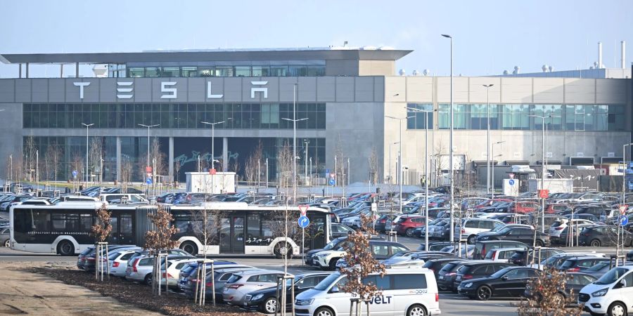 Ende Januar fuhr Tesla die Autofertigung in Grünheide wegen der Angriffe der Huthi-Miliz auf Schiffe im Roten Meer für rund zwei Wochen herunter - und nun schon wieder.