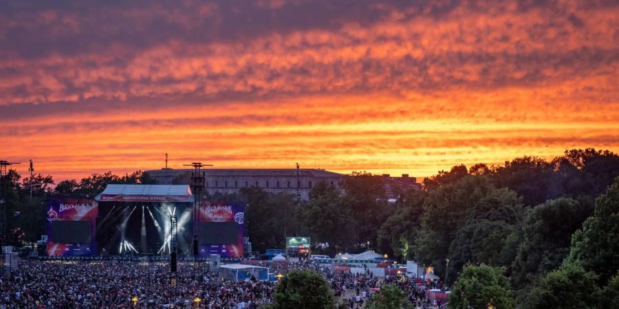 Der Abendhimmel leuchtet über dem Festival-Gelände beim Open-Air-Festival «Rock im Park».