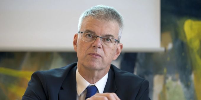 Mitglieder des Kantonsrats fordern Auskunft über das Gehalt von Martin Häusermann. Der ehemalige CEO der Solothurner Spitäler soll auch nach seiner Pensionierung sein Monatsgehalt erhalten. Solothurner Spitäler