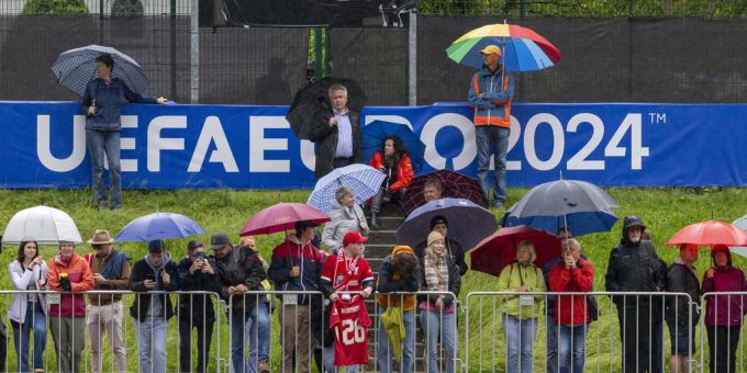 Zuschauer verfolgen bei Regen das Training der schottischen Nationalmannschaft in Garmisch Partenkirchen. (Archivbild) Zuschauer im Regen