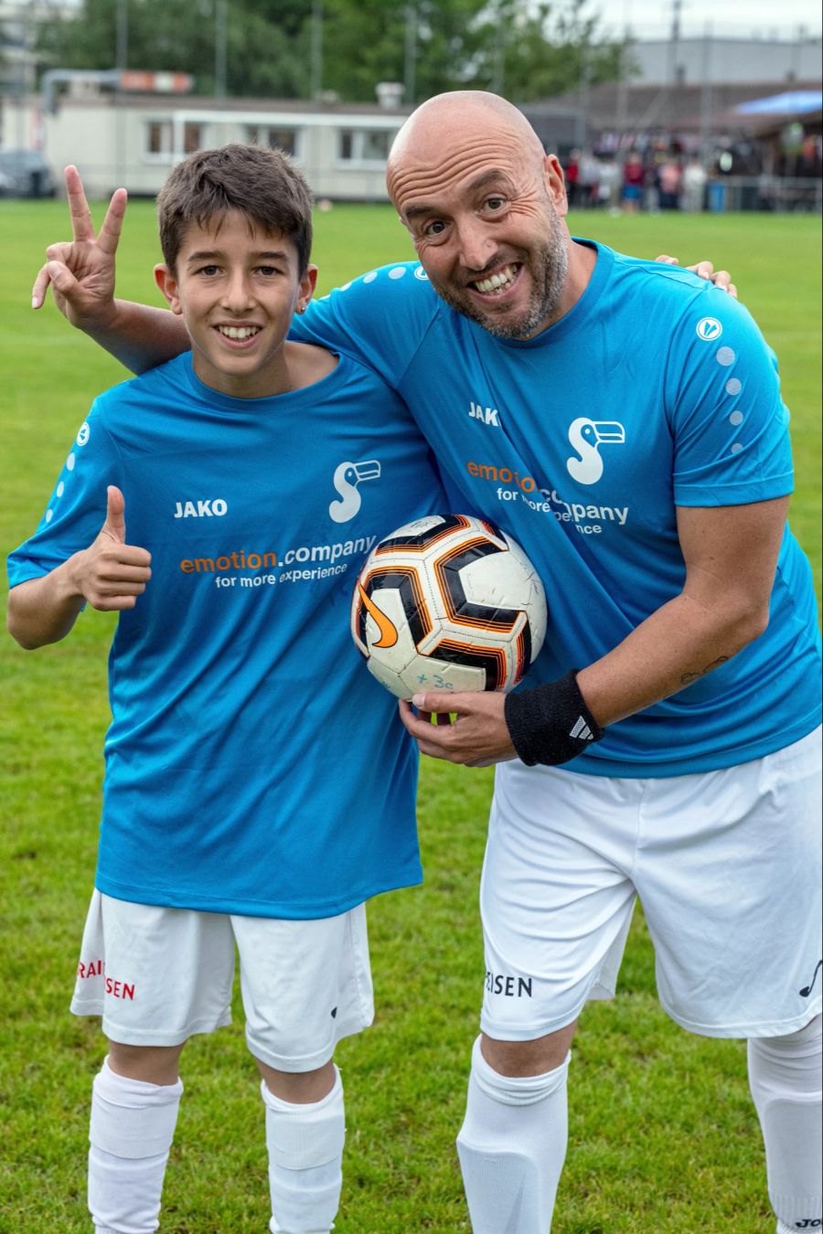 Alessio und Martin Welti freuen sich auf das Spiel gegen den FC Schönbühl.