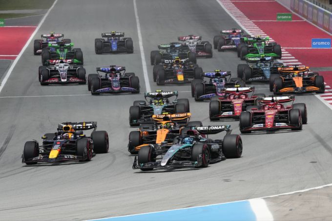 George Russell übernimmt beim Spanien-GP der Formel 1 kurzzeitig die Führung. Formel 1 Spanien