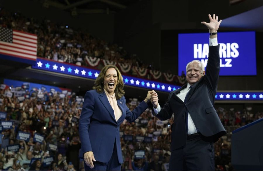 Die demokratische Präsidentschaftskandidatin Kamala Harris (links) und ihre Vizekandidat Tim Walz halten auf dem Parteitag grosse Reden.