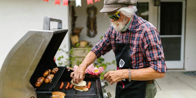Kann im Sommer zu hitzigem Zoff führen: Grillieren als Streitfaktor unter Nachbarn. grill
