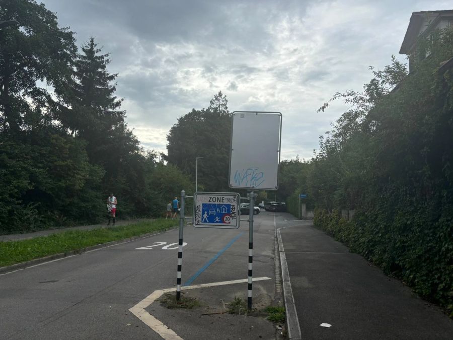 Über dieses einseitige Hinweisschild ärgert sich das Paar, das stundenlang im Quartier eingesperrt war.