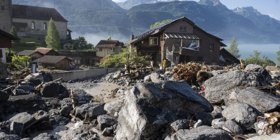 Eine Gerölllawine ueberdeckt einen Dorfteil im Bereich der Kirche in Brienz BE.