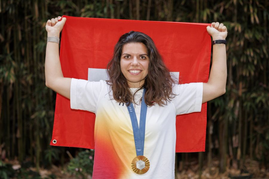 Chiara Leone holt bei Olympia 2024 die Goldmedaille im Gewehr-Dreistellungsmatch.