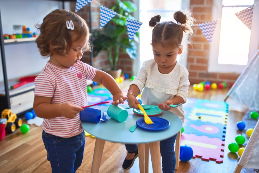 Kleinkinder spielen miteinander.