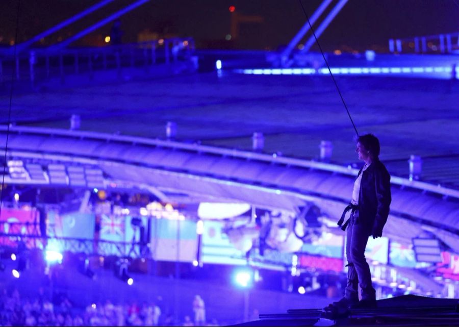 Tom Cruise überrascht an der Abschlussfeier bei Olympia 2024 mit einem irren Stunt.