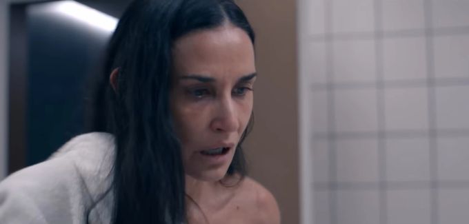 Ein paar Tage nach der ersten Injektion: Elisabeth Sparkle (Demi Moore) merkt, dass etwas nicht stimmt. Demi Moore