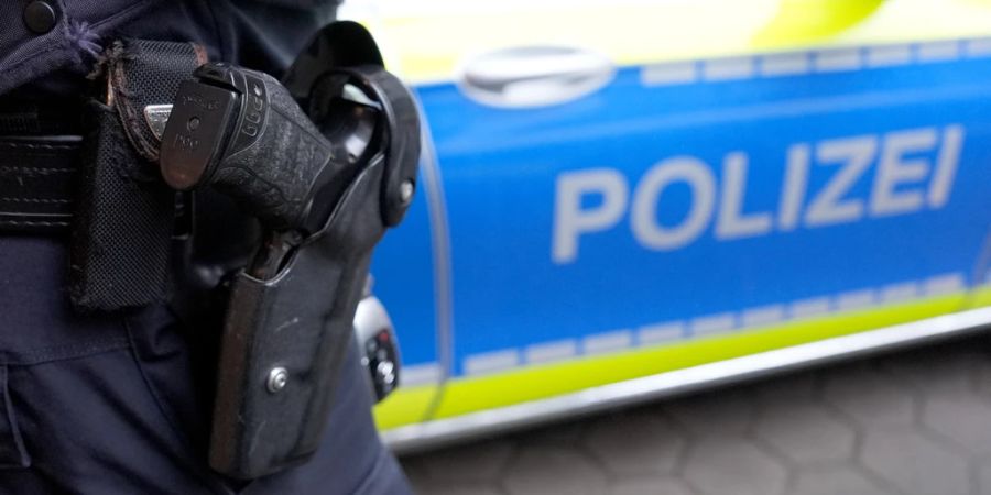 Die über 14-jährigen Täter werden wegen Körperverletzung, Raub, Nötigung, Bedrohung sowie Beleidigung angeklagt. (Symbolbild)