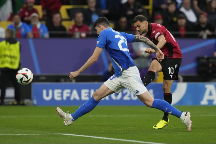 Nach 21 Sekunden drückt Nedim Bajrami im EM-Spiel gegen die Italiener ab und erzielt nach 22 Sekunden das 1:0.