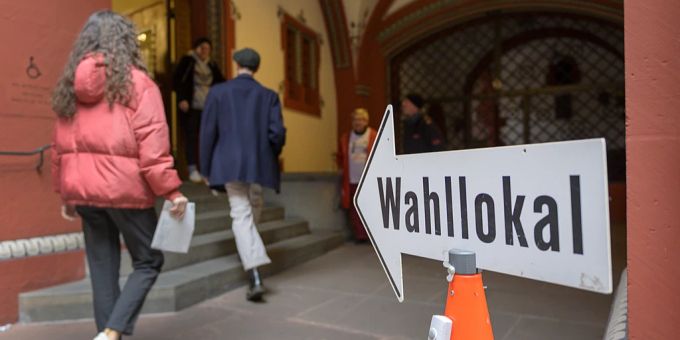 Die Justiz-, Sicherheits- und Sportkommission schlägt die Einführung eines begrenzten Stimmrechts für ausländische Personen in Basel-Stadt vor. (Symbolbild) Basel-Stadt Begrenztes Stimmrecht JSSK