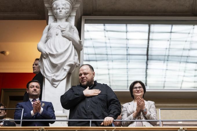Der ukrainische Parlamentspräsident Ruslan Stefantschuck (Mitte) bedankt sich auf der Tribüne des Nationalratssaals für den Applaus der Parlamentarier. Ruslan Stefantschuck Nationalrat Tribüne