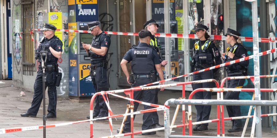 Laut Polizei ging der Mann mit einem Schieferhammer und einem Molotowcocktail bedrohlich auf Passanten zu.