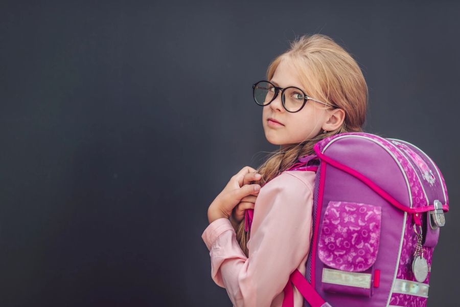 schultasche, mädchen, grauer hintergrund