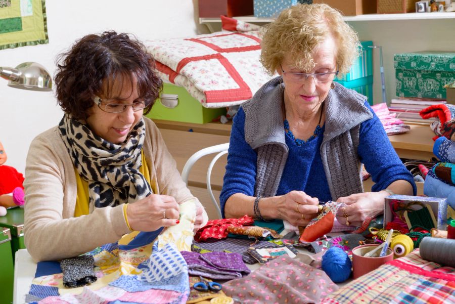 quilts, quilten, frauen machen gemeinsam handarbeit