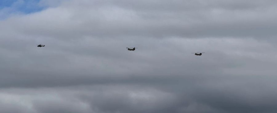 Eine Helikopter-Flotte über dem Bürgenstock.