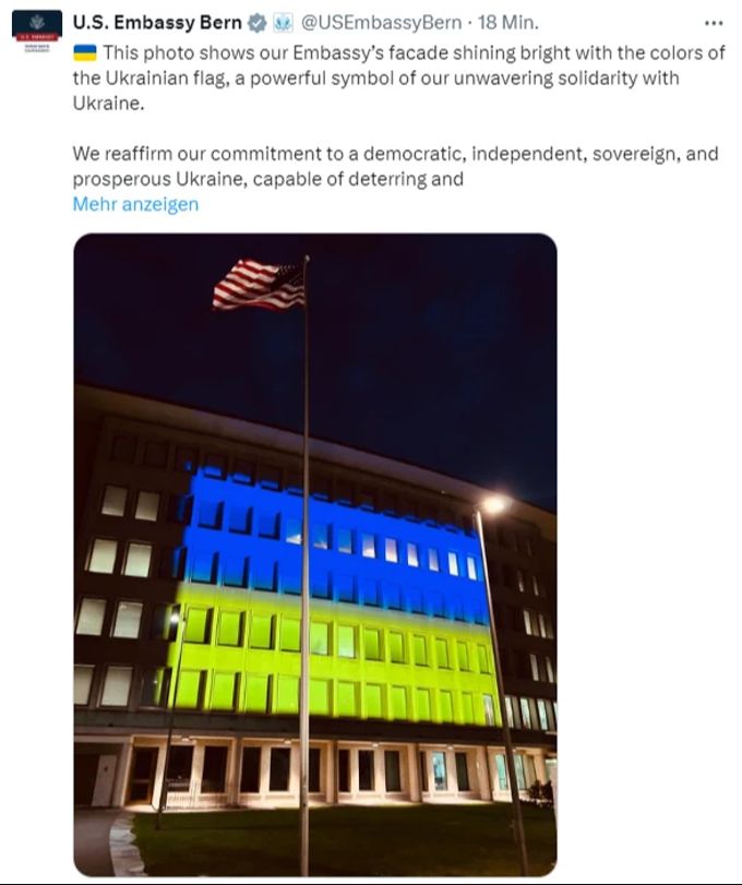 Die US-Botschaft in Bern erstrahlt in Gelb und Blau.