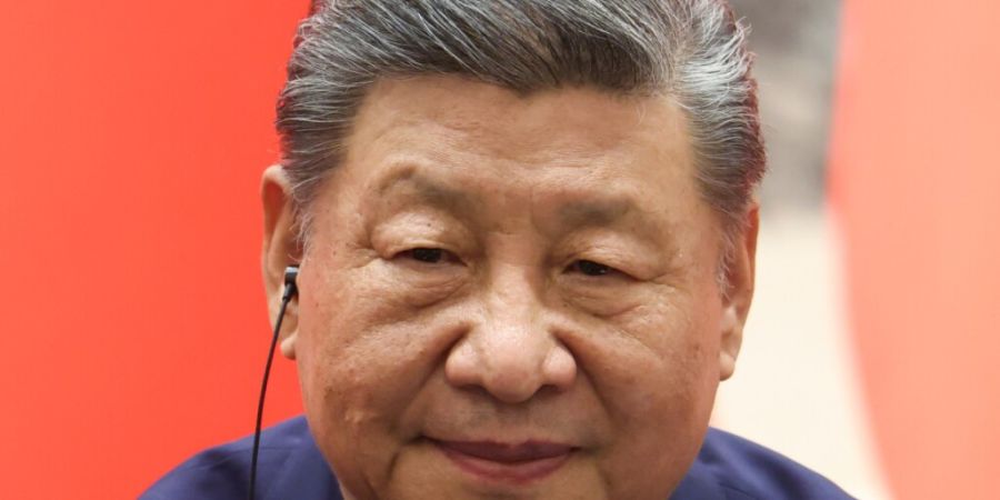 Der chinesische Präsident Xi Jinping gibt in der Großen Halle des Volkes in Peking eine gemeinsame Presseerklärung mit dem russischen Präsidenten Putin ab. Foto: Maxim Shemetov/Pool...