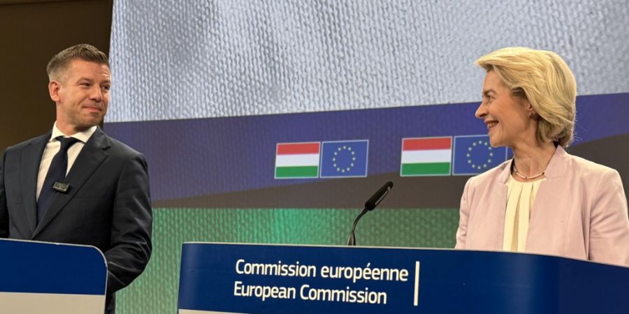 Ursula von der Leyen, EU-Kommissionspräsidentin, und Péter Magyar, Ministerpräsident von Ungarn, nehmen an einem Presse-Statement in Brüssel teil. Foto: Leonie Asendorpf/dpa