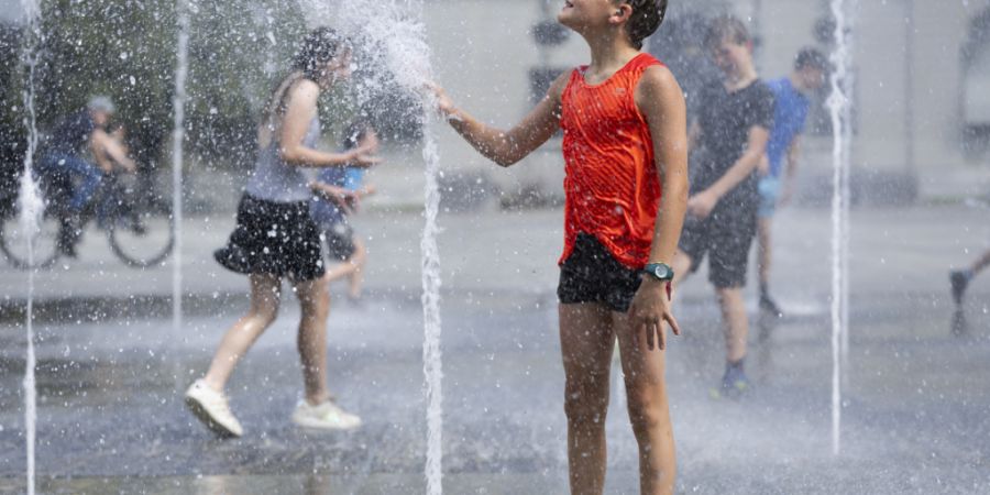Die Wasserfontänen auf dem Berner Bundesplatz dürften bis weit in die kommende Woche hinein zur Abkühlung sehr gefragt bleiben. (Archivbild)
