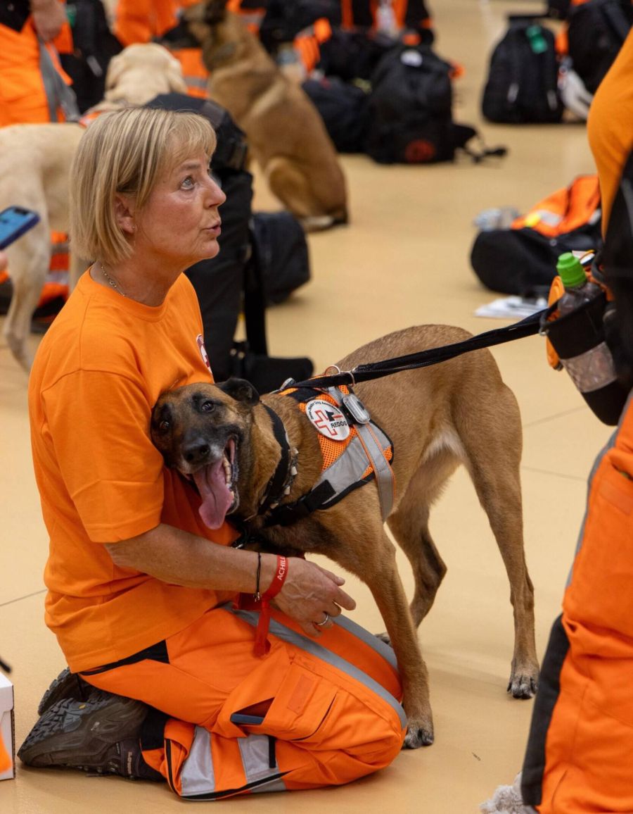 Catherine Perren mit einem der Einsatzhunde vor dem Abflug nach Venezuela.