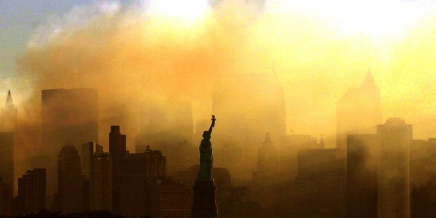 ARCHIV - Die von Jersey City aus aufgenommene Freiheitsstatue steht vor der in Rauch und Staub gehüllten Insel Manhattan in der Morgendämmerung. Foto: Dan Loh/AP/dpa