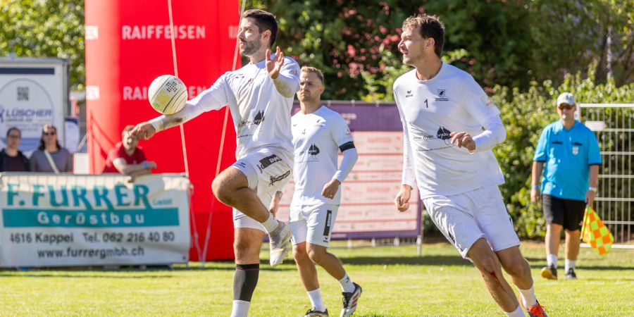 Die Oberentfelder Faustballer feiern den Gewinn der Bronzemedaille.