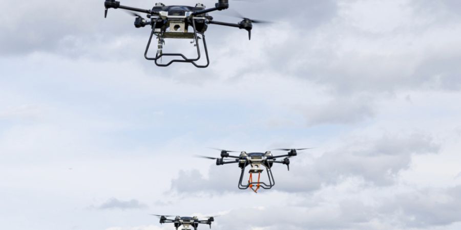 HANDOUT - Dieses vom Pressedienst des russischen Verteidigungsministeriums zur Verfügung gestellte Foto zeigt Drohnen am Himmel. Foto: Uncredited/AP/dpa (Archivbild) - ACHTUNG: Nur zur...