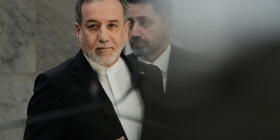 ARCHIV - Irans Außenminister Abbas Araghtschi kommt zu einer Pressekonferenz mit seinem irakischen Amtskollegen nach ihrem Treffen im Außenministerium in Bagdad. Foto: Hadi Mizban/AP/dpa